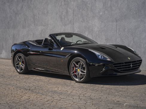 Used 2015 Ferrari California T image 8