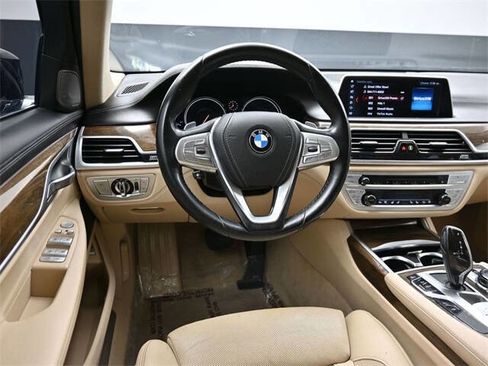 Used 2018 BMW 740i image 23