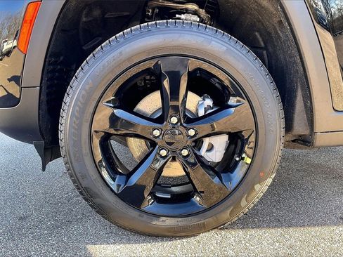 New 2025 Jeep Grand Cherokee Limited image 12