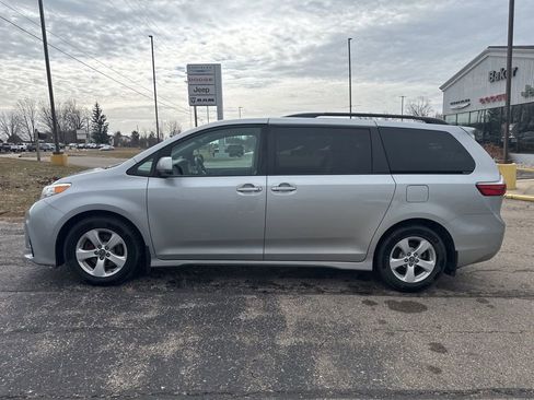 Used 2020 Toyota Sienna LE image 2