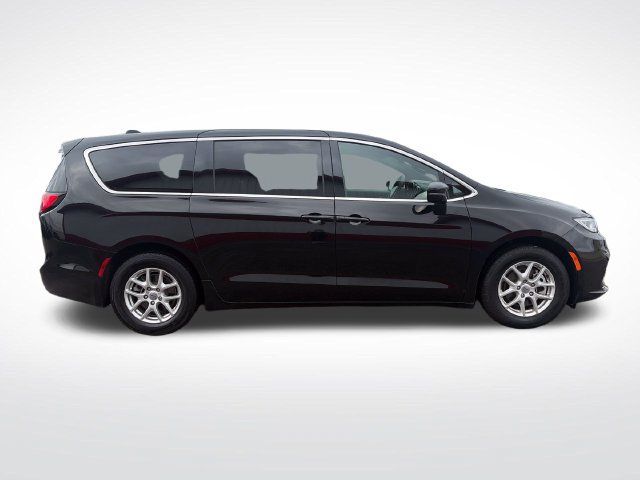 Used 2025 Chrysler Pacifica Select FWD image 9