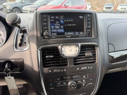 Used 2013 Chrysler Town & Country Touring image 24