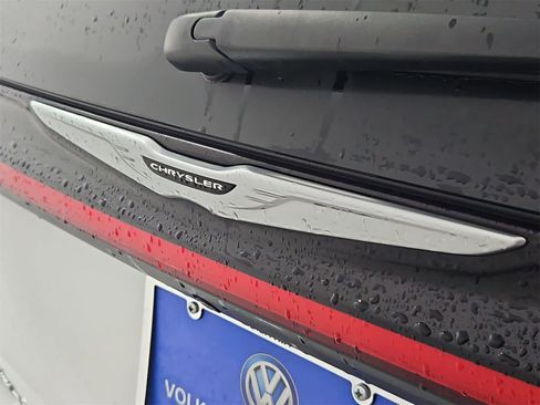 Used 2024 Chrysler Pacifica Touring-L image 11