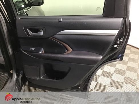 Used 2017 Toyota Highlander XLE image 24