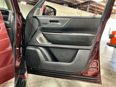 Used 2025 INFINITI QX80 Sensory image 36