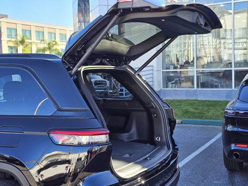 New 2025 Jeep Grand Cherokee Limited w/ Luxury Tech Group II image 8