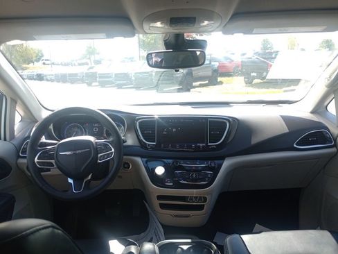 Used 2023 Chrysler Pacifica Touring-L image 13