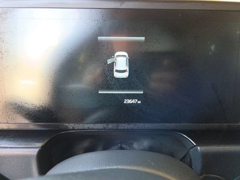Used 2025 Kia Niro LX FWD image 2