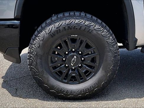 Used 2025 Chevrolet Silverado 2500 ZR2 w/ Technology Package AWD/4WD image 8