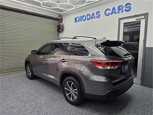 Used 2018 Toyota Highlander XLE image 3