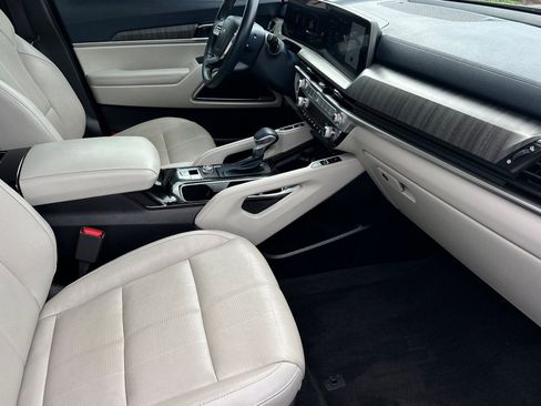 Used 2023 Kia Telluride EX w/ EX Captain's Chair Package FWD image 16