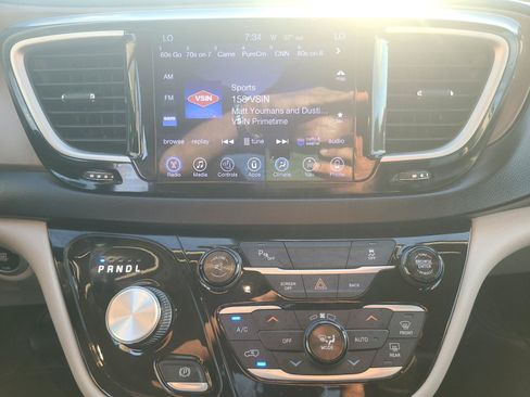 Used 2017 Chrysler Pacifica Touring-L FWD image 14