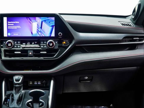 Used 2023 Toyota Highlander XSE FWD image 18
