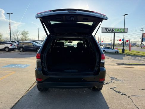 Used 2021 Jeep Grand Cherokee Laredo w/ Security & Convenience Group AWD/4WD image 12