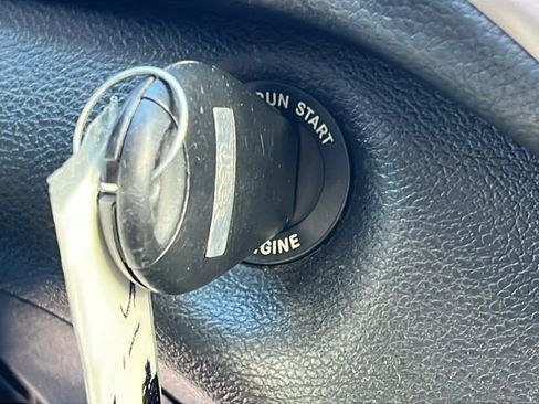 Used 2018 Jeep Cherokee Latitude w/ Altitude Package image 17