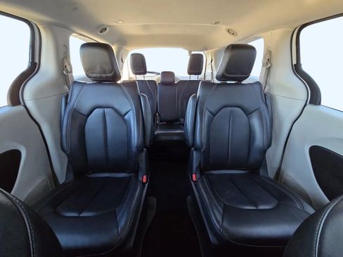 Used 2024 Chrysler Pacifica Select image 25