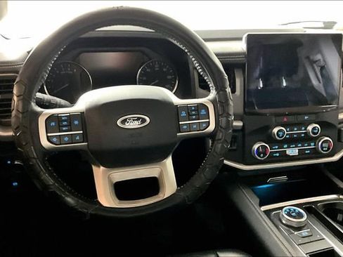 Used 2022 Ford Expedition XLT RWD image 3