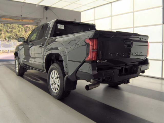 Used 2025 Toyota Tacoma SR5 AWD/4WD image 4