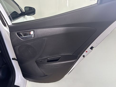 Used 2017 Hyundai Veloster Value Edition image 27