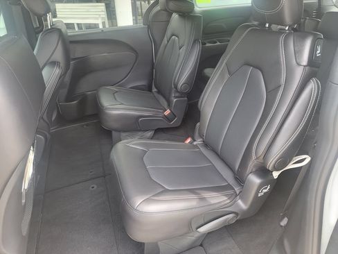 Used 2026 Chrysler Pacifica Select FWD image 13