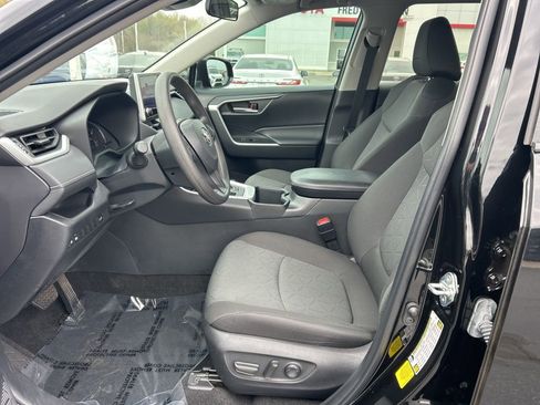 Used 2023 Toyota RAV4 XLE w/ Convenience Package image 2
