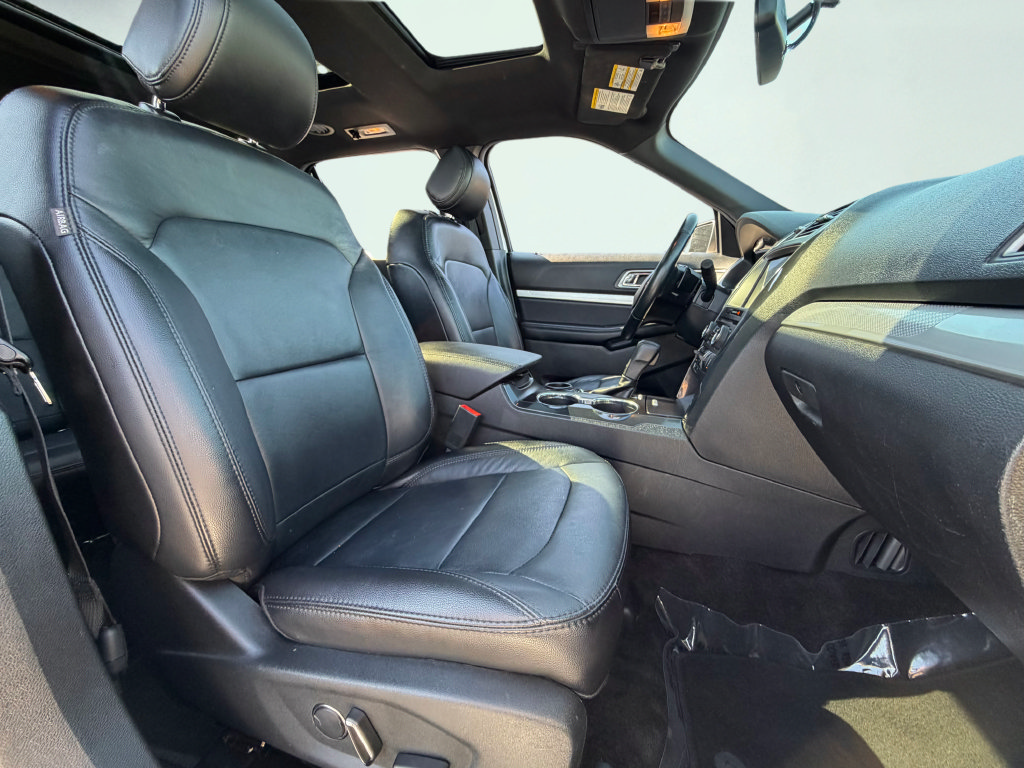 Used 2017 Ford Explorer XLT w/ Equipment Group 202A FWD image 34