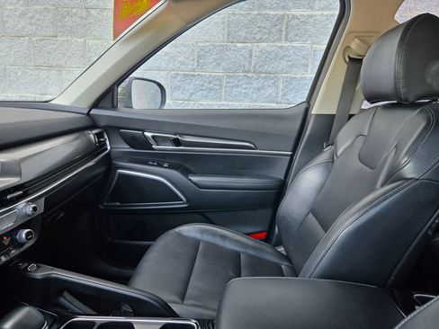Used 2025 Kia Telluride S FWD image 29
