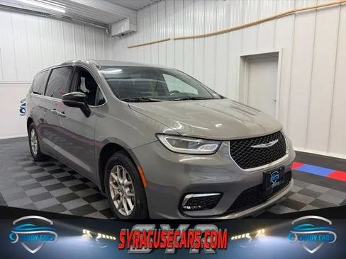 Used 2025 Chrysler Pacifica Select FWD image 1