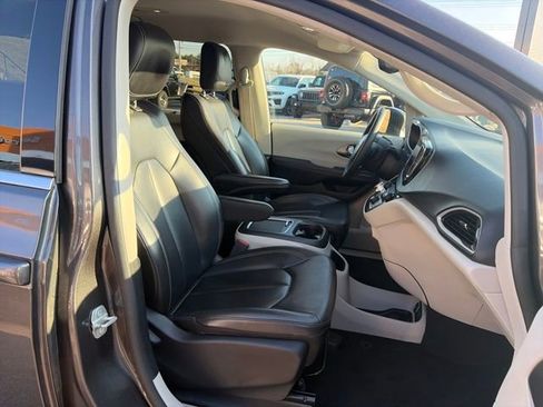 Used 2023 Chrysler Pacifica Touring-L image 34