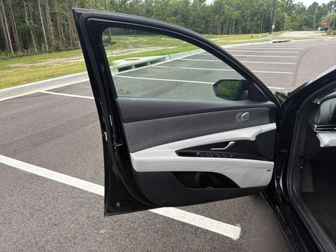 Used 2025 Hyundai Elantra Limited FWD image 13