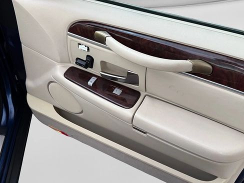 Used 2010 Lincoln Town Car Signature Limited RWD image 23