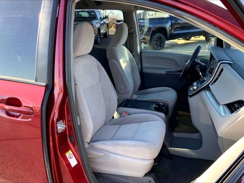 Used 2019 Toyota Sienna LE image 9