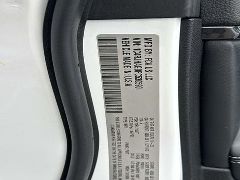 Used 2023 Jeep Grand Cherokee Laredo image 30