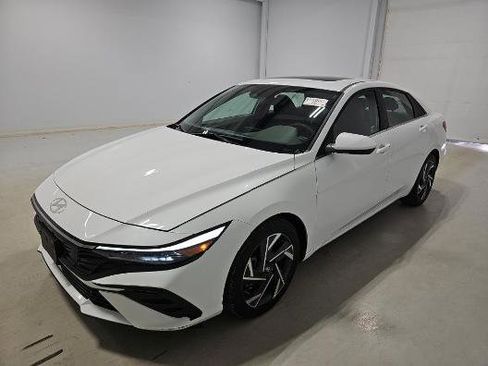 Used 2025 Hyundai Elantra SEL image 2
