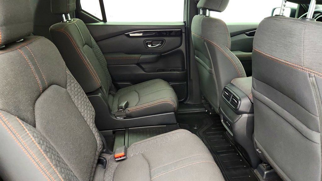 Used 2025 Honda Pilot Sport image 22