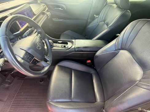 Certified 2023 Toyota Crown Limited image 5