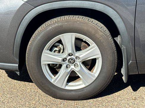 Used 2024 Toyota Highlander LE image 32