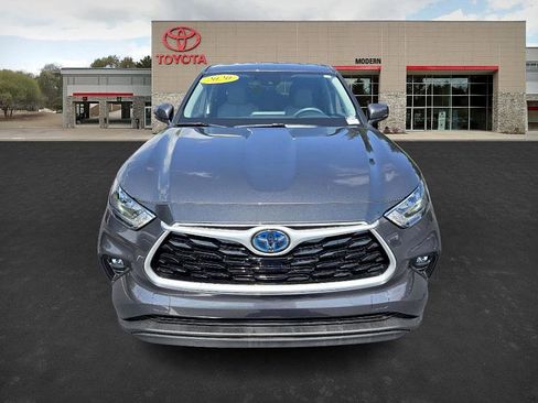 Used 2020 Toyota Highlander LE image 2
