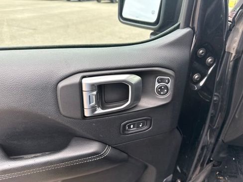 Used 2018 Jeep Wrangler Unlimited Sahara AWD/4WD image 14