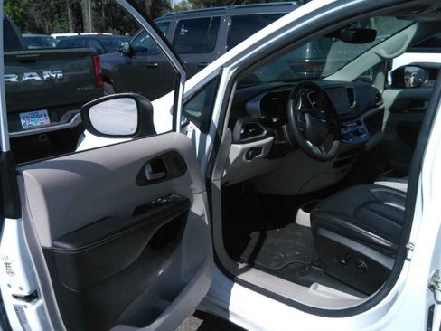 Used 2023 Chrysler Pacifica Touring-L FWD image 9