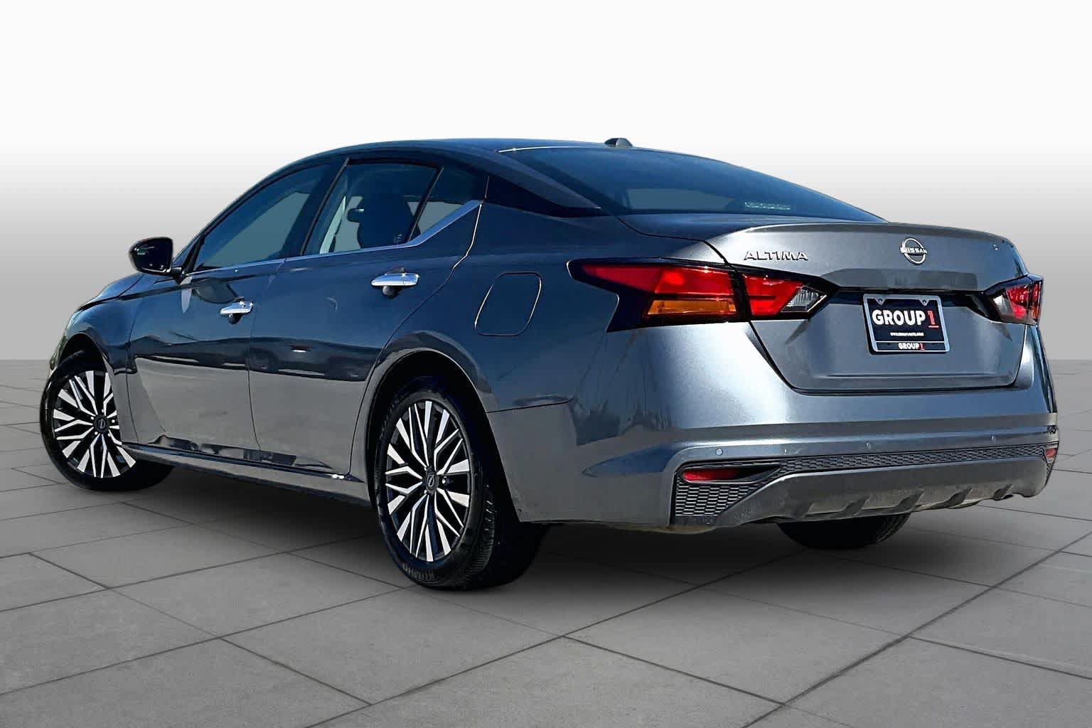 Used 2025 Nissan Altima 2.5 SV FWD image 12