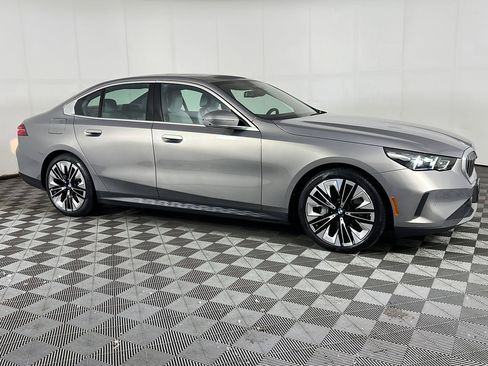 Certified 2024 BMW 540i xDrive w/ Premium Package AWD/4WD image 3
