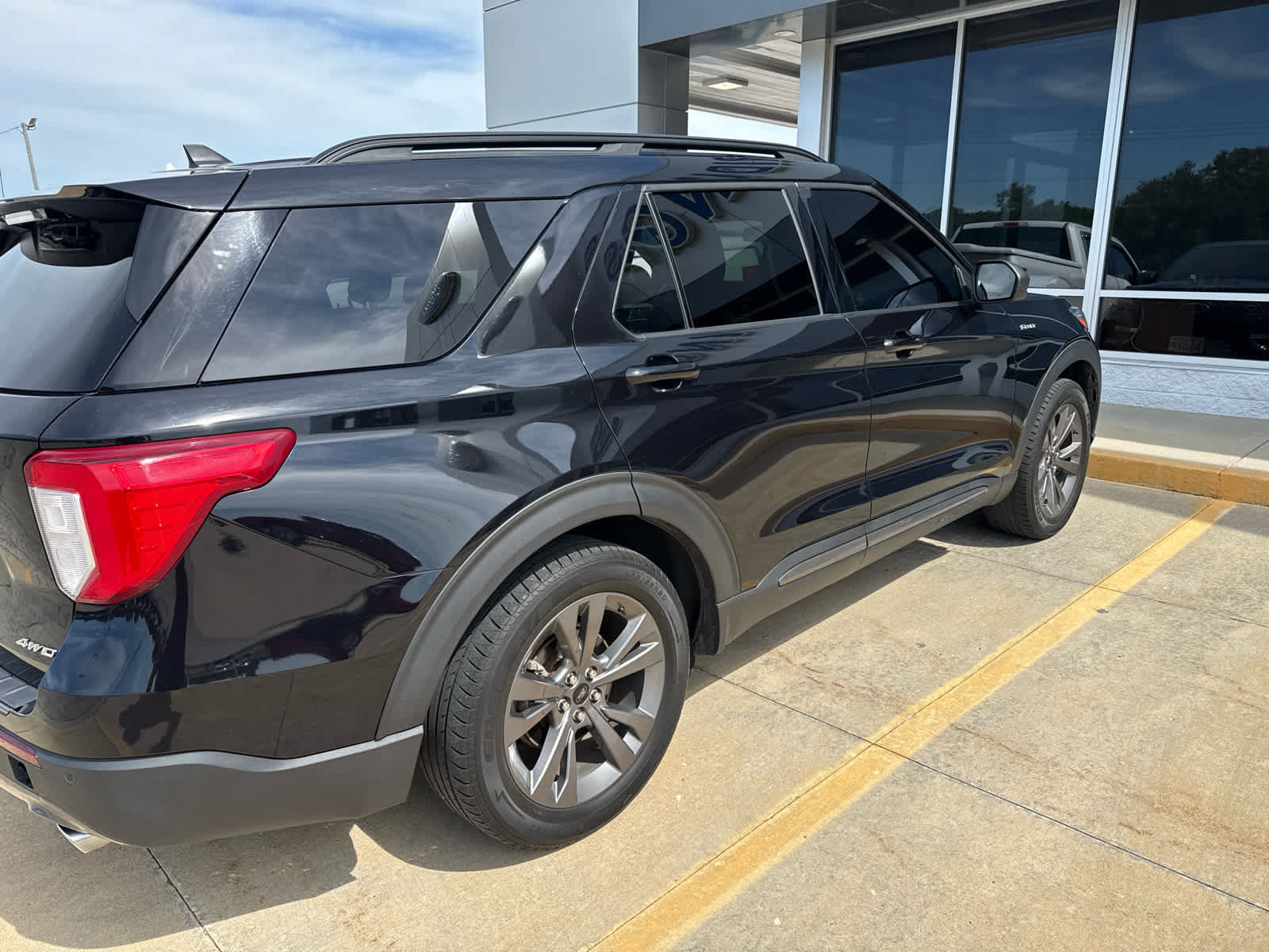 Used 2021 Ford Explorer XLT w/ XLT Sport Appearance Package AWD/4WD image 2