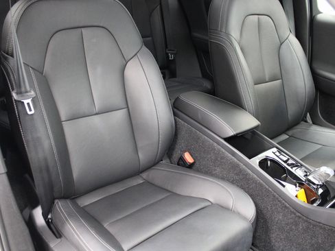 Used 2025 Volvo XC40 B5 Plus image 26