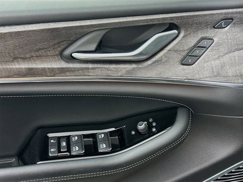 Used 2022 Jeep Grand Cherokee Overland w/ Luxury Tech Group IV image 18