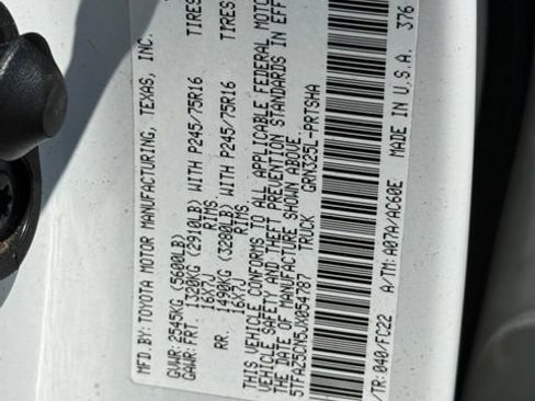 Used 2018 Toyota Tacoma SR5 RWD image 29