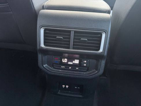 Used 2025 Volkswagen Atlas SE image 24