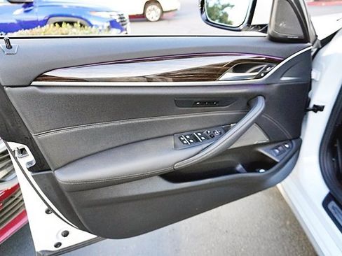 Used 2023 BMW 530e w/ M Sport Package image 23