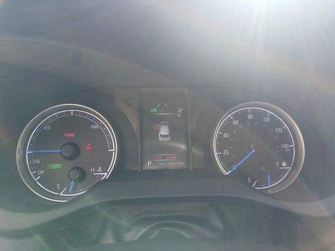 Used 2022 Toyota Venza LE image 28