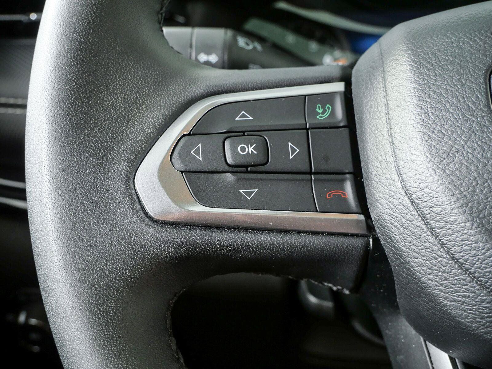 Used 2023 Jeep Compass Latitude w/ Sun and Sound Group AWD/4WD image 13